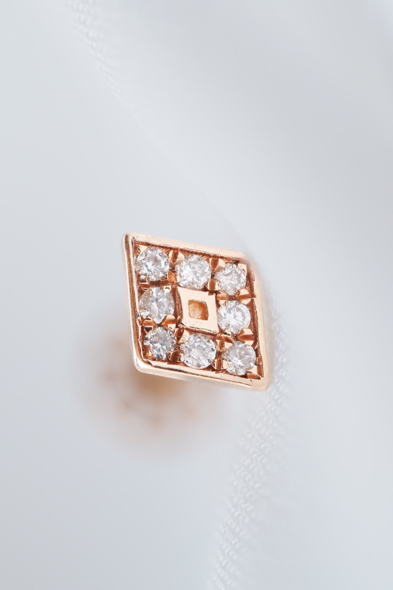 0.04 KARAT PIRLANTA TRAGUS KÜPE