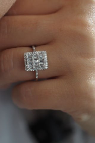 0.77 Karat Baget Pırlanta Yüzük