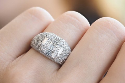 1.68 KARAT BAGET PIRLANTA YÜZÜK