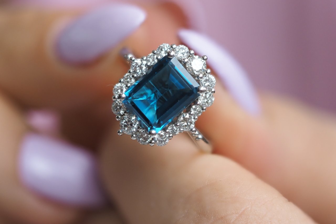 3.53 KARAT LONDON BLUE PIRLANTA YÜZÜK