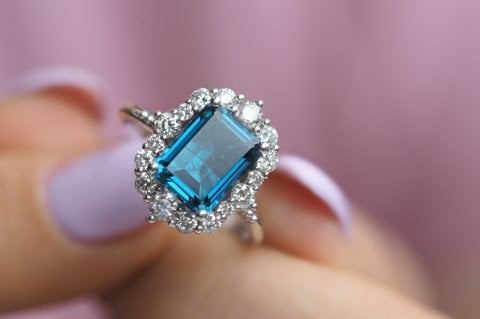3.53 KARAT LONDON BLUE PIRLANTA YÜZÜK