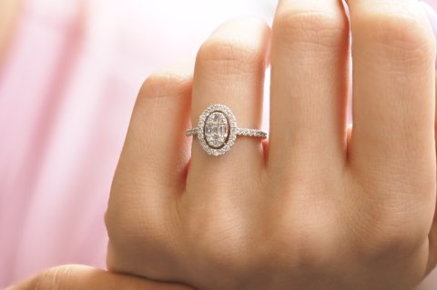 0.58 KARAT BAGET PIRLANTA YÜZÜK